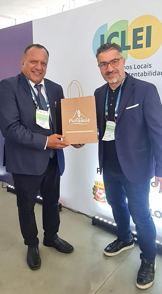 Pictured: Luigi Zarro with Cr Teva Bernadino from Punaauia, French Polynesia at the ICLEI World Congress.